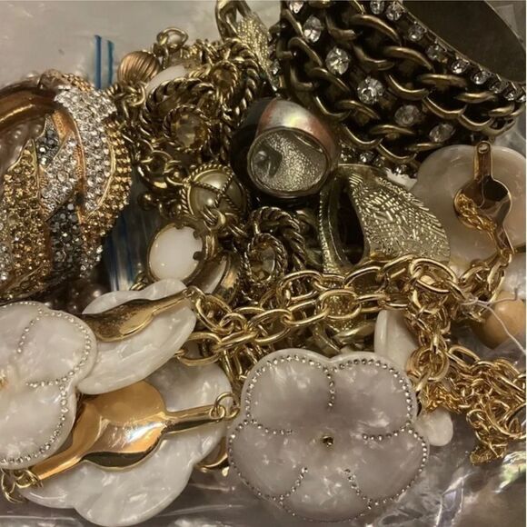 Huge 2 LB Vintage 2 Now Jewelry Lot- MYSTERY BOX~ Gold Silver Rhinestone Pearls - Picture 10 of 16